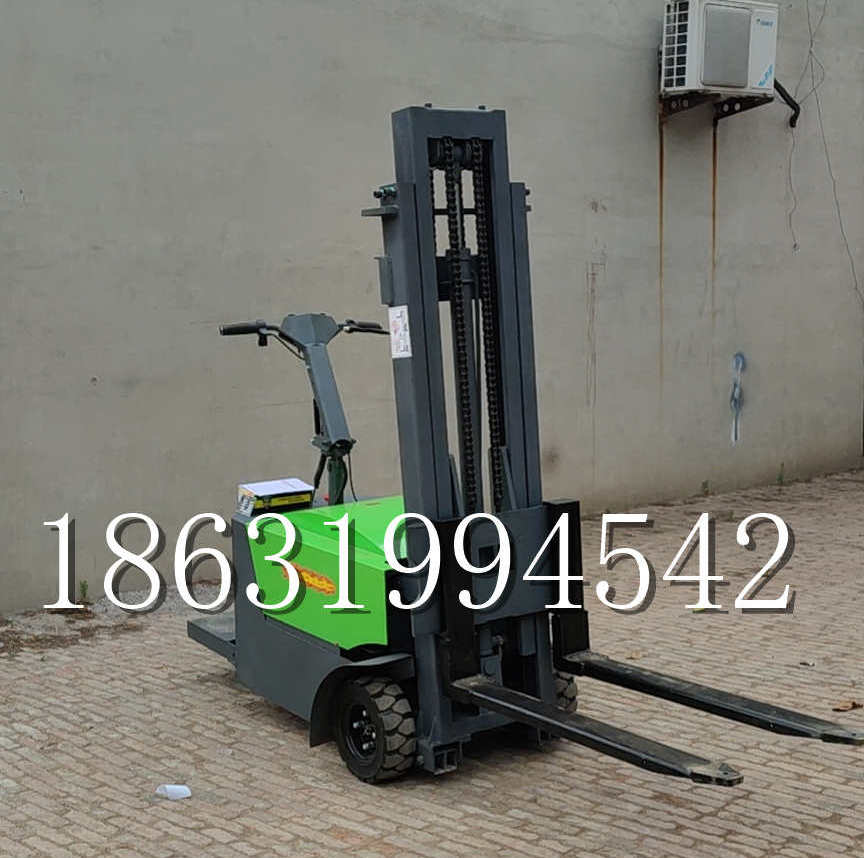 辉南县优程全电动叉车插腿式堆高车液压装卸车1.5吨升高小型站驾式铲车